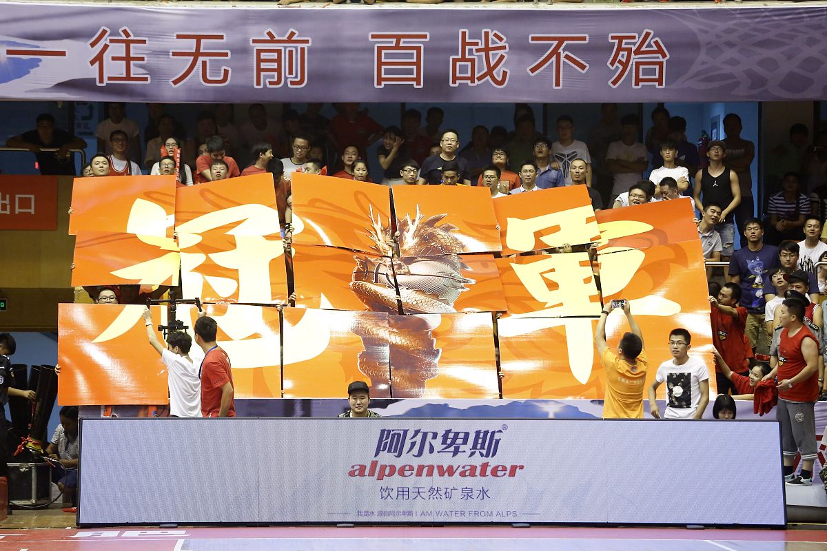 一支实力派球队在比赛中获胜