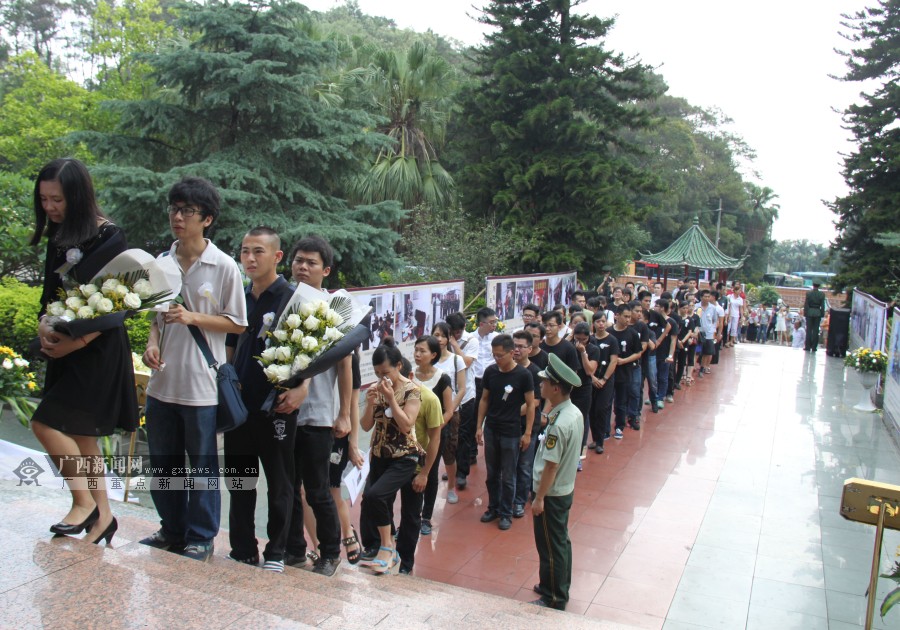 关于贝林厄姆重伤倒地，武磊全队围拢祈祷，场面感人的信息